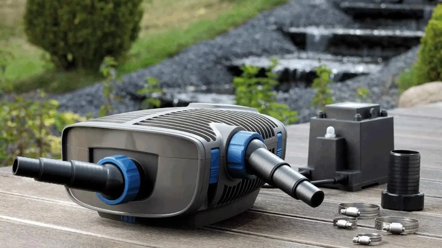 Aanbiedingen Hof Geluk Winkel 2 Aanbiedingen Hof Geluk Winkel -Aanbiedingen Hof Geluk Winkel aquaforte vijverpomp met externe controller en verpakking klaarliggend op een vlonder bij een vijver e1738189195273